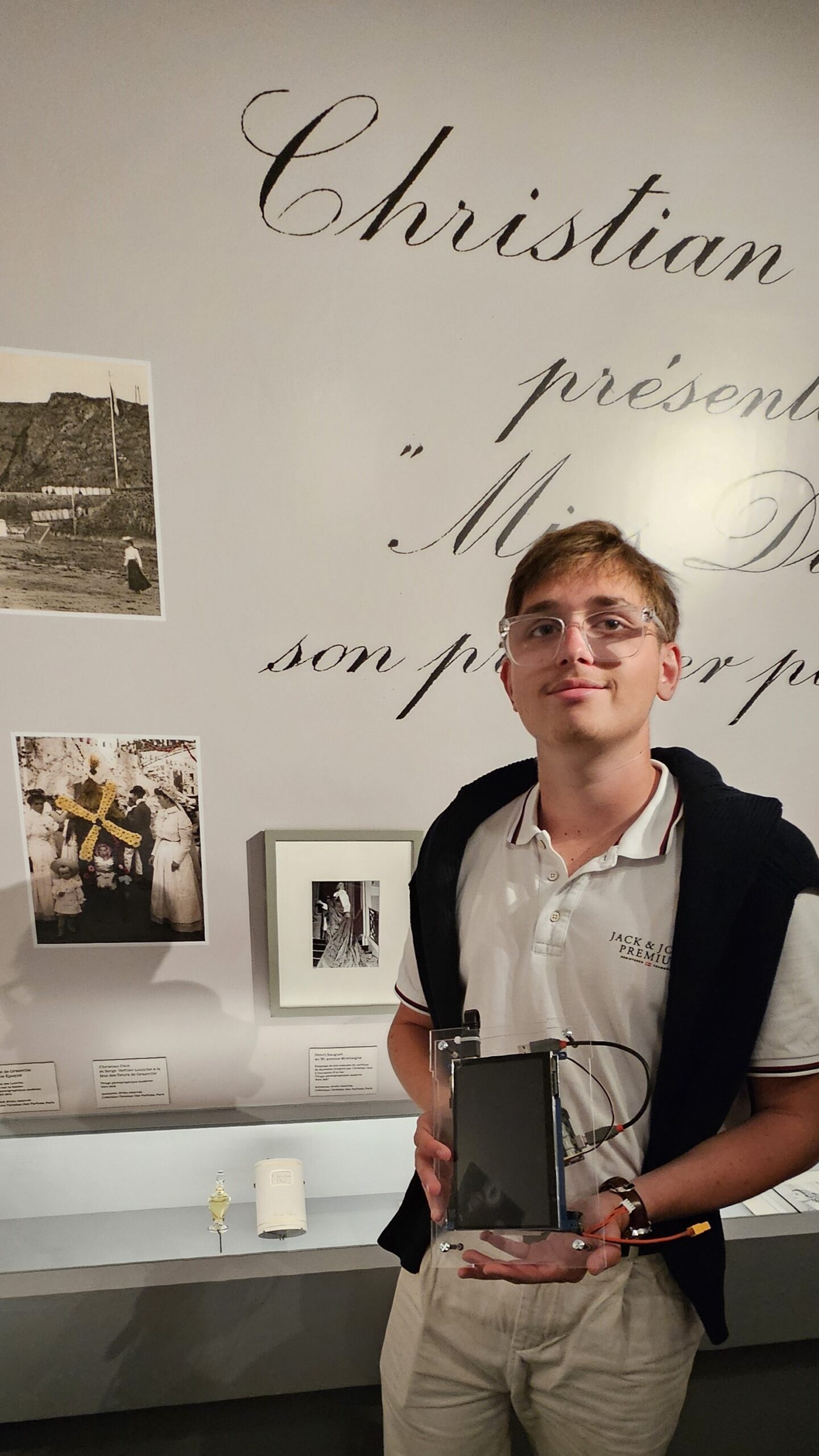 Hugo présentant sa tablette Li-FI