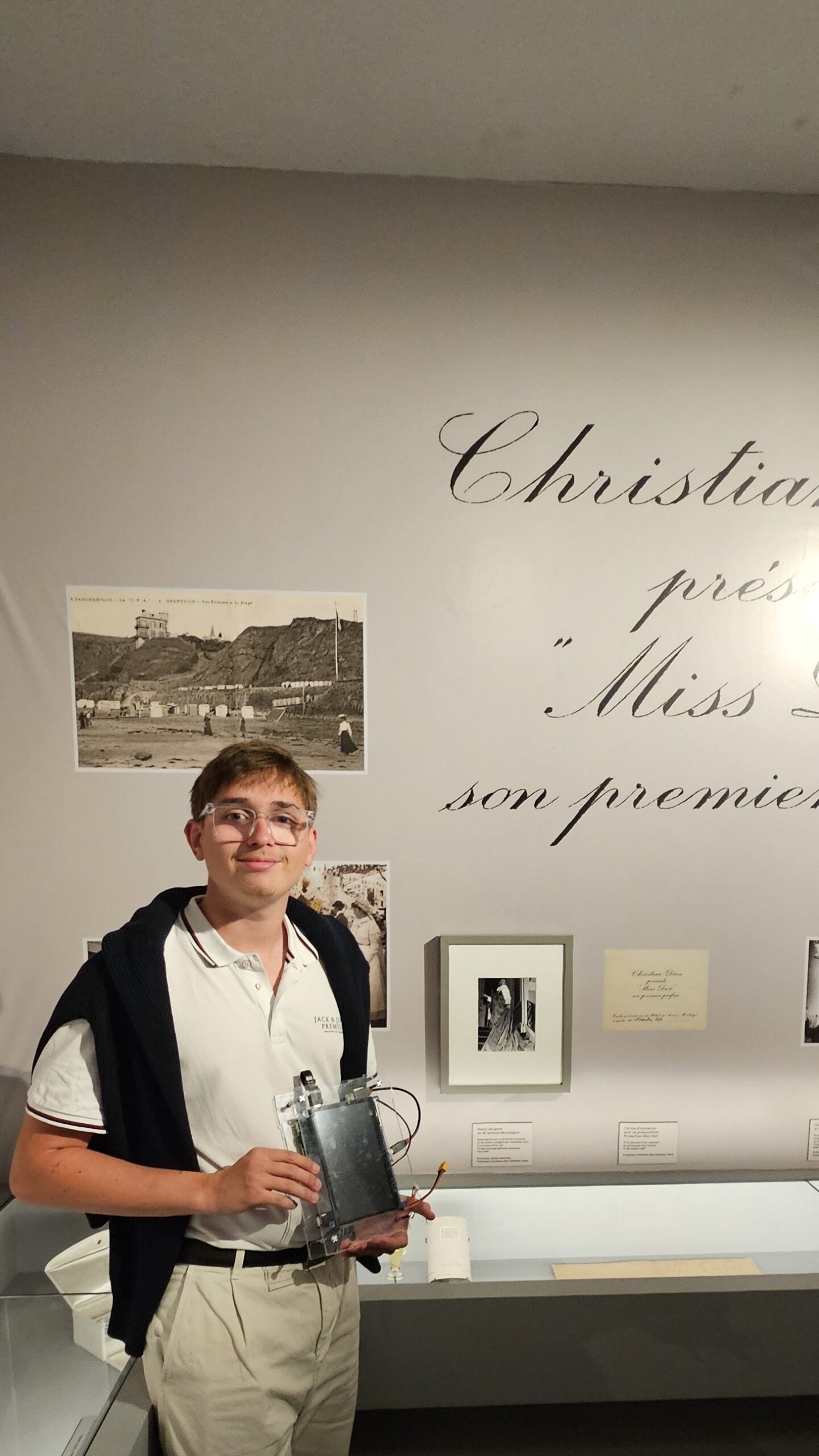 Hugo présentant sa tablette Li-FI